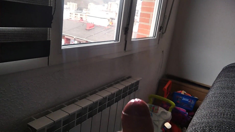 Elvissc: Éjaculation sur une tasse par un mec excité et une énorme...