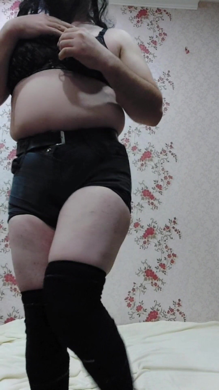 Kitty_Cross: Pantat kenyal. Model waria hot crossdresser sissy penari amatir buatan...