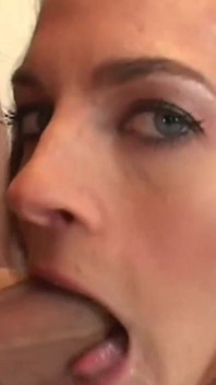 Bellezza bruna si spoglia e gattona in una stanza piena di uomini eccitati per scopare in faccia
