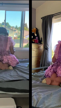 Rosa satin-sissy-zimmermädchen reitet ihr sexpuppen-spielzeug, während sie eingesperrt ist