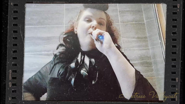 Mxtress Valleycat: Gothic Vape Domination