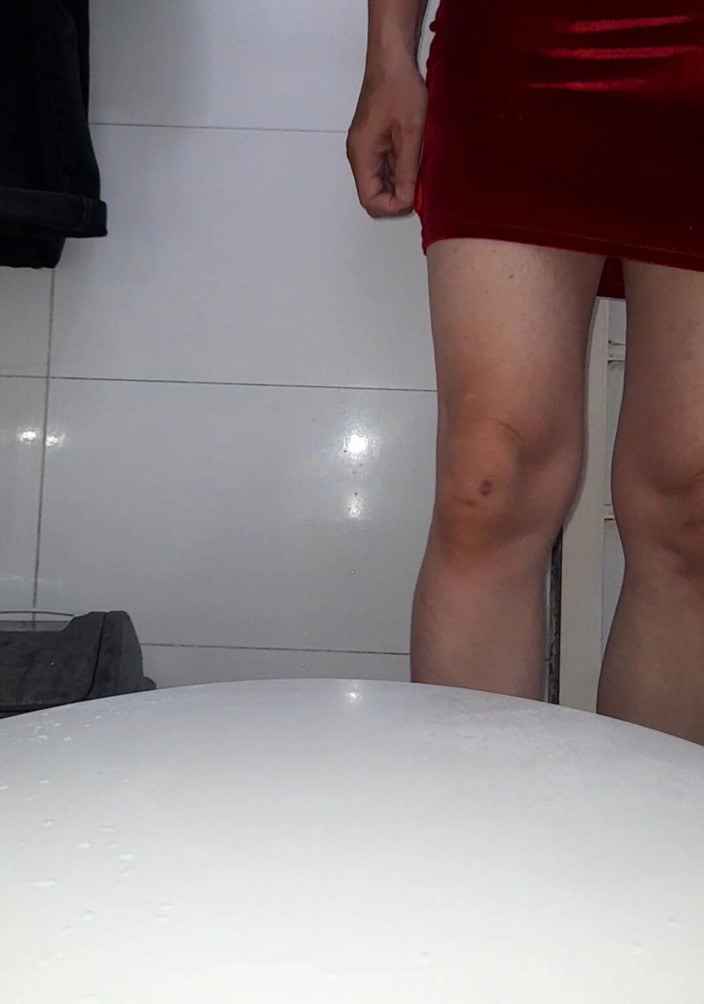 Naomisinka: Crossdresser stříkání do sexy sametových šatů