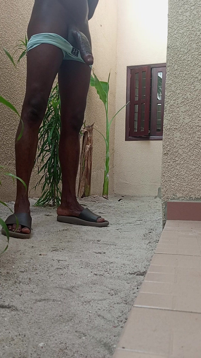 Dickass3x: Дрочу себе на задньому дворі