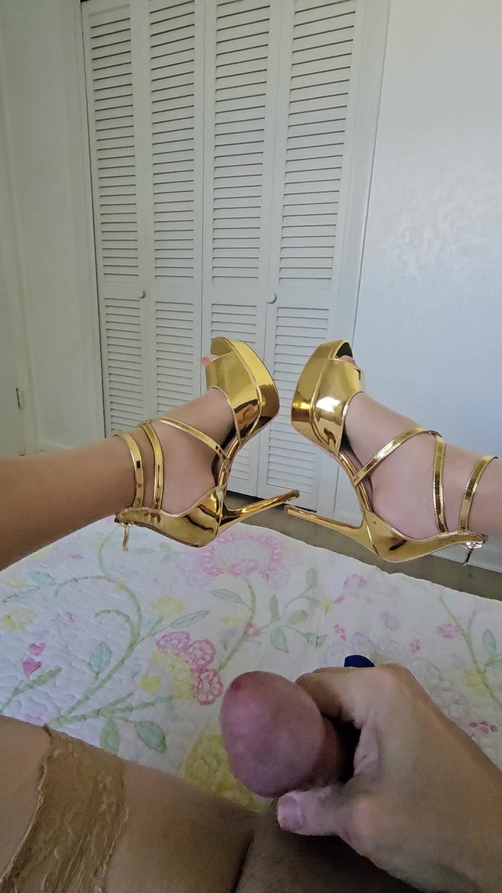stefanspace96: Mon vibromasseur dans mes talons hauts or et la conduite...