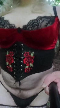 Große falsche titten, transvestit jon scarecrow geht auf einer landstraße in dessous