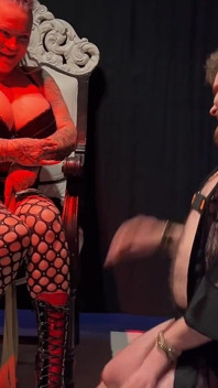 Trans człowiek wielbi dominatrix