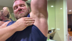Jack stacked: Flexionando no banheiro depois da academia!