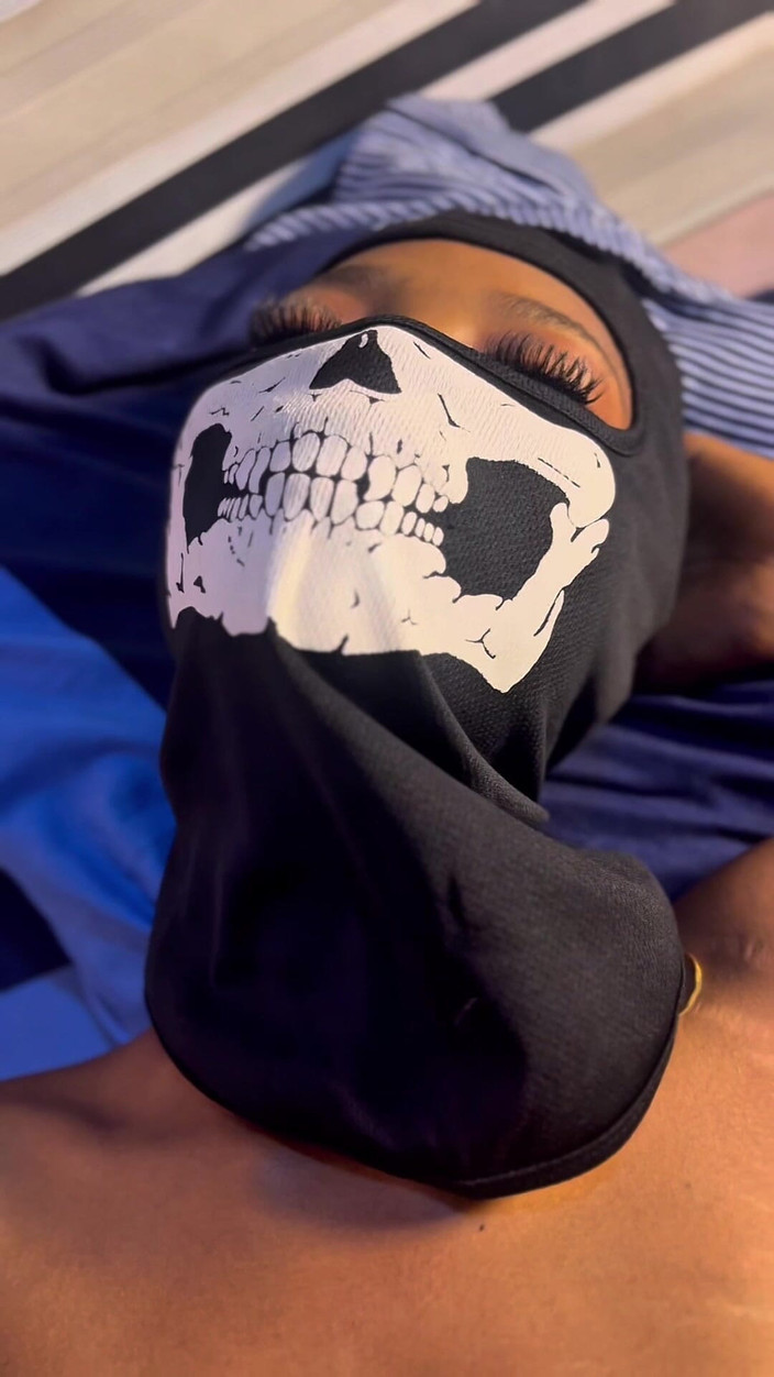 Flirt Alex 2025: Šukej moji spolubydlící chlupatou kundičku vs, když je oholená