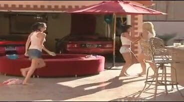 Hefburg: Catfight with water balloons