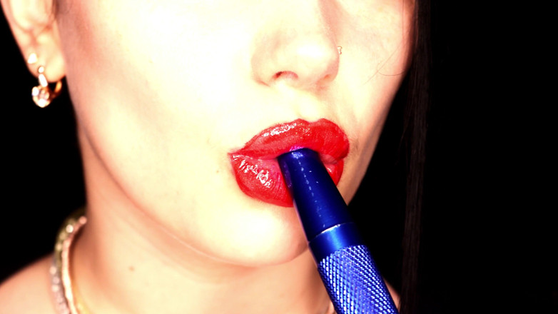 Goddess Misha Goldy: 4K menerapkan gloss bibir &amp; fetish meludah