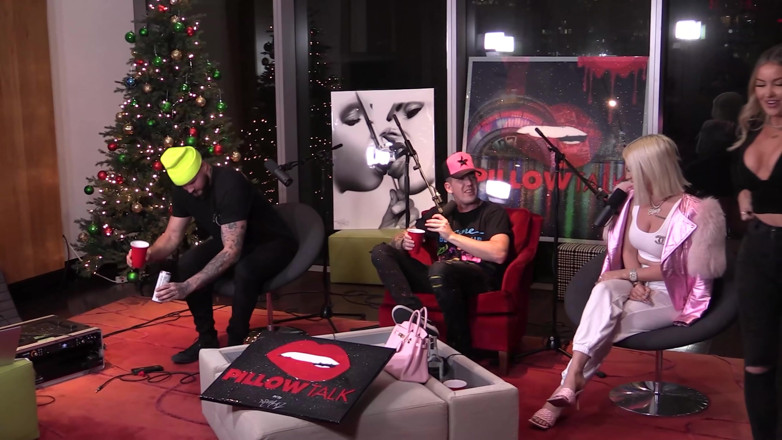 Pillow Talk: Playboy cubre chica Melissa Envy yendo profundo