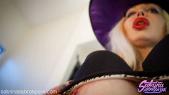Sabrina Sabrok: Nová halloweenský striptýz s obrovskými prsy