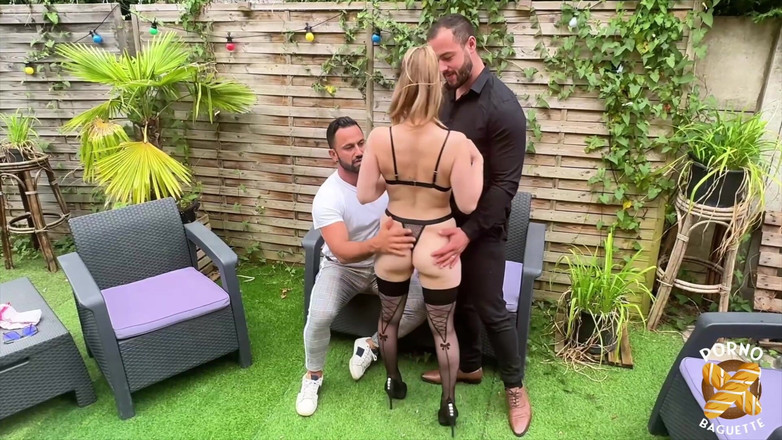 Porno Baguette: मिनी में बिल्ली, सुंदर लड़की, उसे चोदने के लिए दो लंड चाहती है