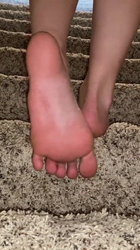 Ivys Fußgöttin neckt, wenn Sie treppe hoch gehen