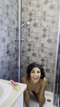 Duşa işiyorum, altın kupanın tadını çıkarıyorum