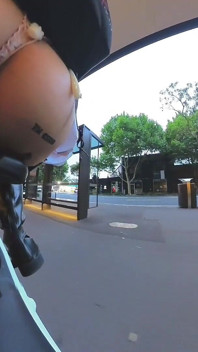 Atrapado un par de veces mientras cabalgo con un plug anal de metal mostrando en bicicleta