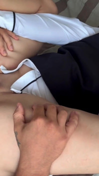 Il mio fratellastro dipinge un'immagine mentre ci metto il pennello