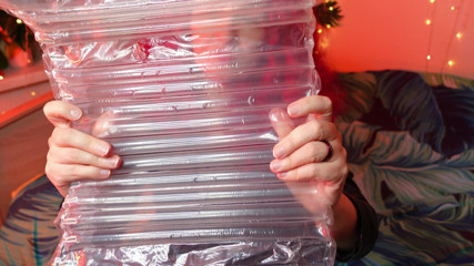 Arya Grander: ASMR-plast, hetljudande video