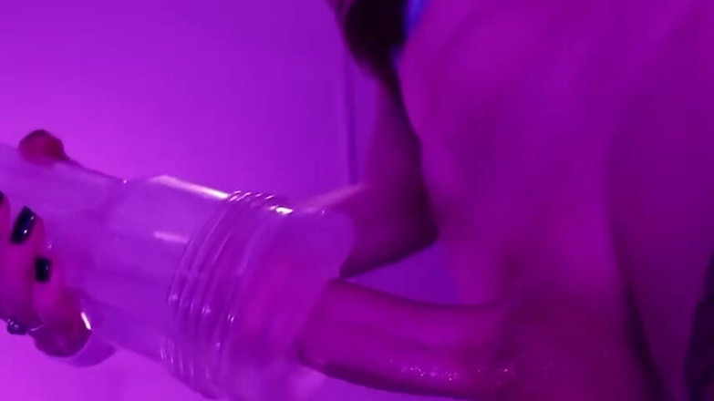 Fer fer sissy: Kadın kılıklı transeksüel femboy duş alıyor, okşuyor ve boşalıyor!