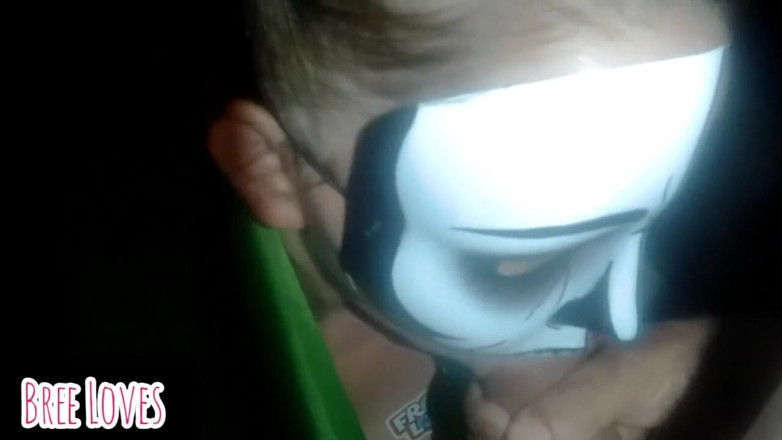 Bree Loves: Une femme masquée suce son éjac