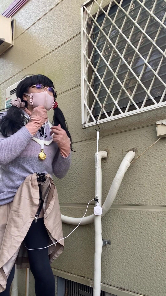 megu2002: Číslo 117 Schovává se ve stínu sousedova domu a masturbuje