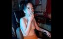 Asian wife homemade videos: Sütyensiz sigara içmek için oturdu