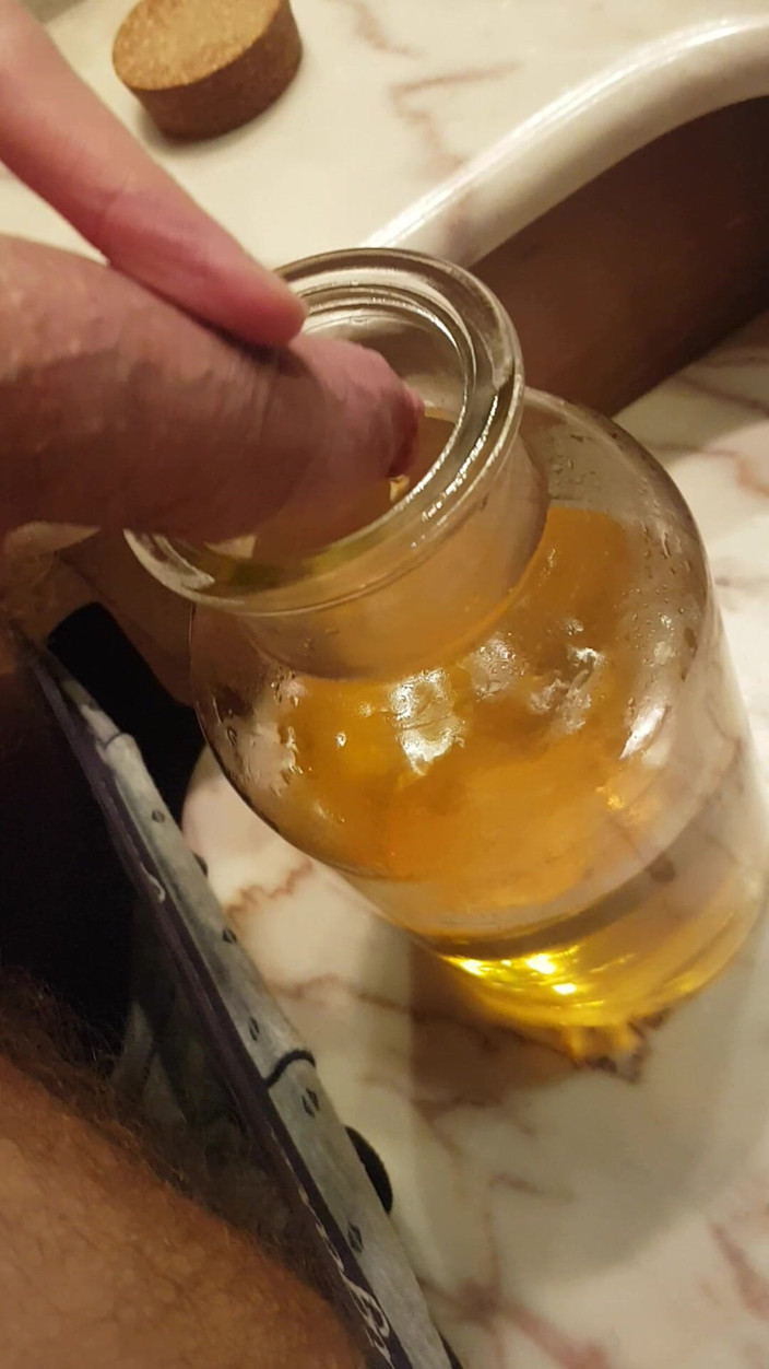 eighteentwink: Kencing di dalam guci untuk memamerkan semua cairan kuning emasku...