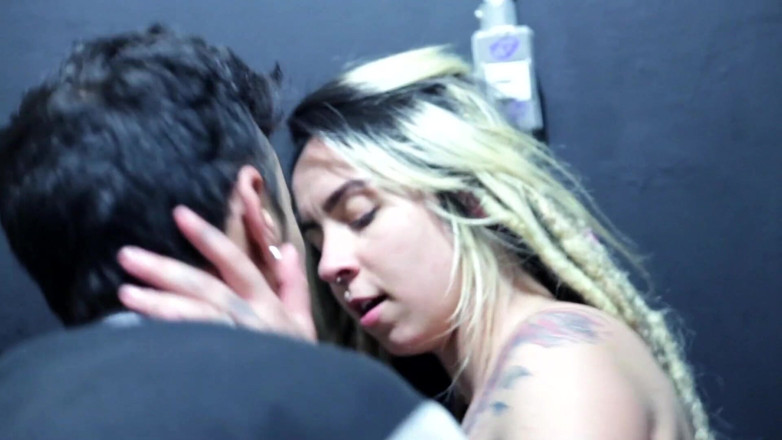 Quente club: Elle trouve une vieille sex tape et se masturbe
