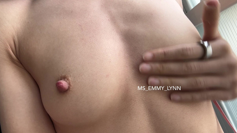 Ms_Emmy_Lynn: Quitando mi sujetador favorito para ti: tetas pequeñas pellizcos turgentes