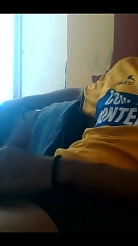Duduk di Sofa