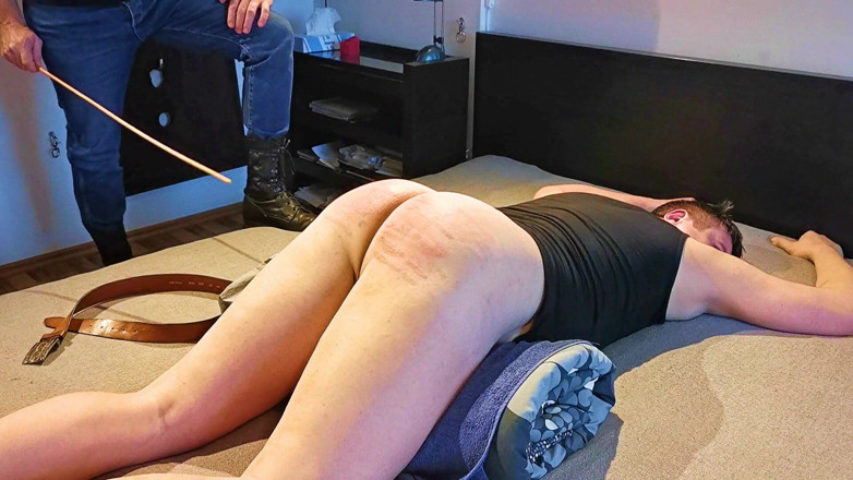 Master Drex: Шлепаю на моей кровати.