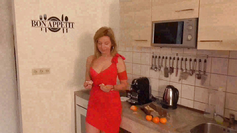 Foot Girls: Leçon d'alimentation dans la cuisine