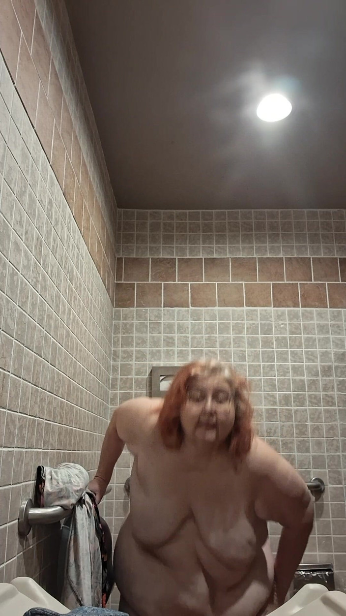 BBW nurse Vicki adventures with friends: Duża Piękność Pielęgniarka Vicki Tańczy I Rozbiera Się W Łazience!