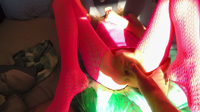 Blondasexy00: Ich bin in sexy hauchdünnen dessous angezogen und stiefbruder masturbiert...