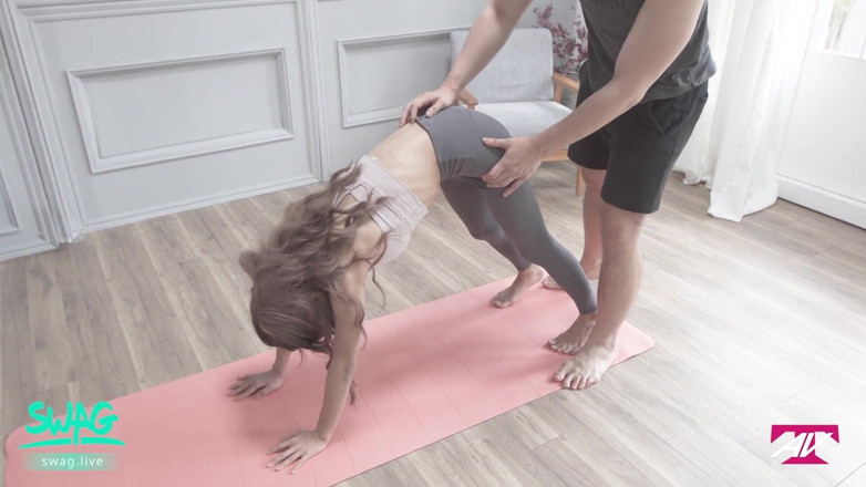 SWAG.live: Le prof de yoga veut juste baiser une Asiatique pendant...
