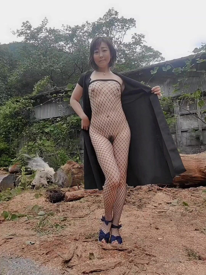 Mayumi Kanzaki: Exposition Im Freien Und Urinieren Im Freien