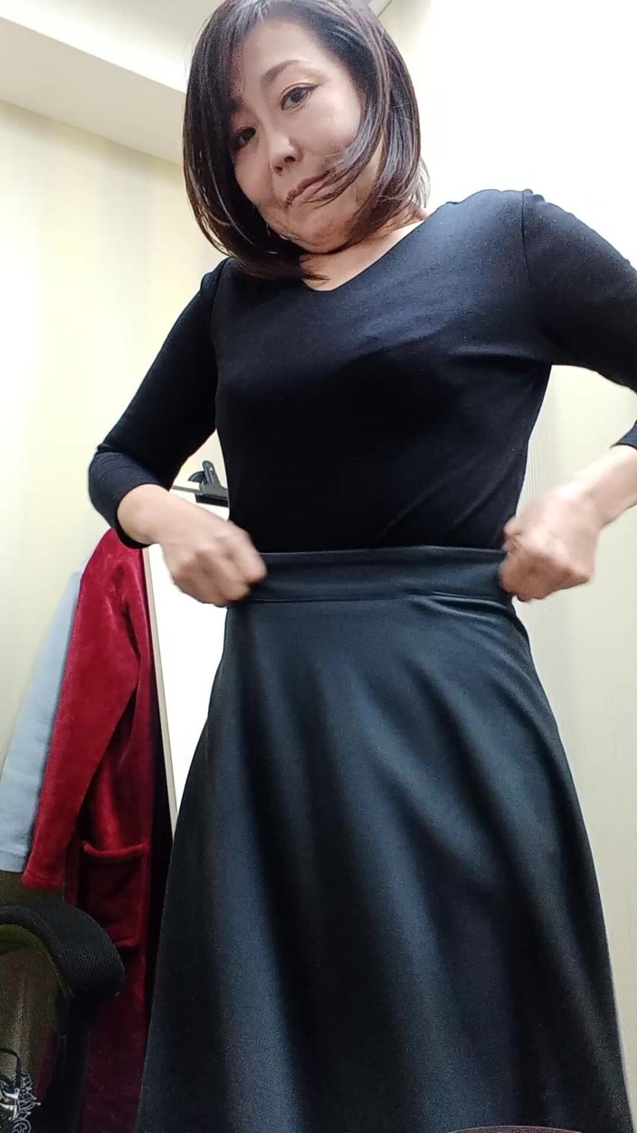 Mayumi Kanzaki: Mature Woman Changing Clothes