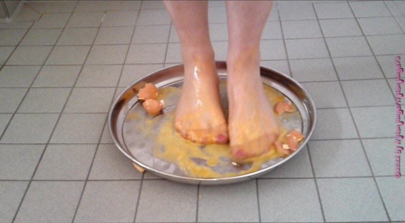 Carmen_Nylonjunge: Crush the raw eggs and piss ** nylon foot crushing **