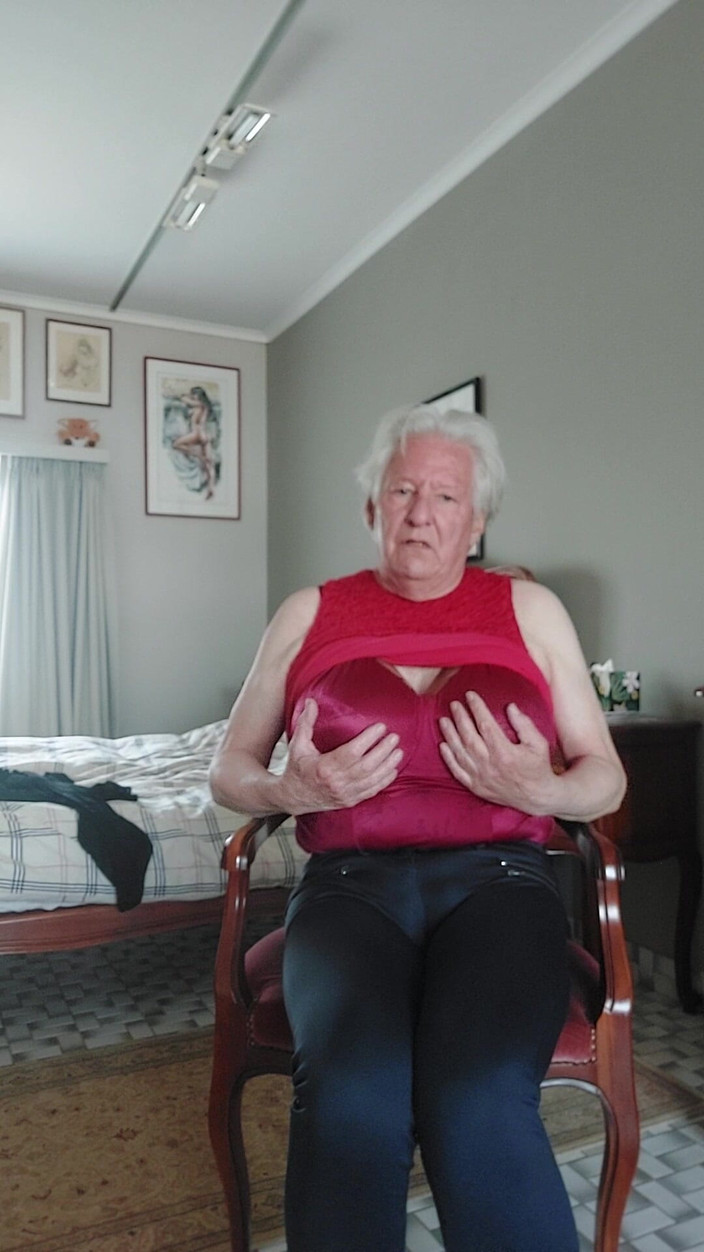 Antoon77: Mặc quần áo vui vẻ