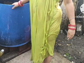 Anit studio: India ama de casa bañándose afuera con baile
