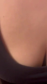 POV Diese Kleine Schlampe Lutscht Meinen Schwanz, Macht Einen Footjob Und Einen Tittenjob Und Bekommt Einen Sperma-shot
