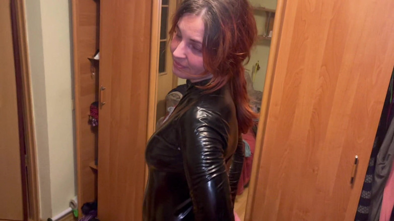 Elena917: Quay lén pov doggy trong latex