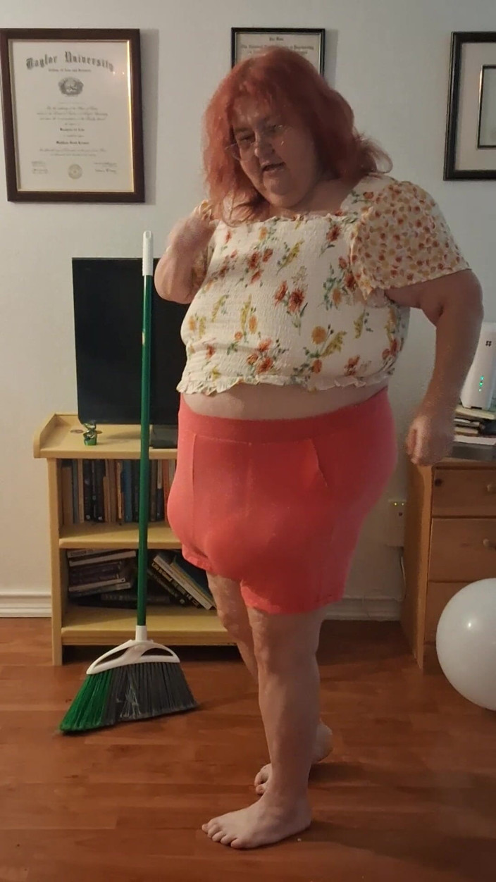 BBW nurse Vicki adventures with friends: Big Belly Beauty Nurse Vick Cleans up Messy Floor