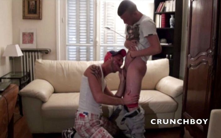Crunch Boy: Efemiță sexy bisexuală cu pulă XXL futând fundul băiatului tatuat