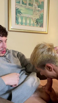 Naoliwiony tyłek Big Dick Twink jebana raw Hung Papi
