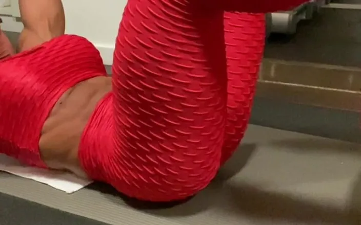 Alesyamuscledoll: Sexy workout