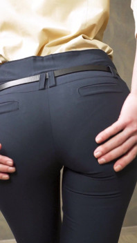 Gagică cu cur perfect în pantaloni strâmți tachinează chiloți Linia vizibilă a chiloților
