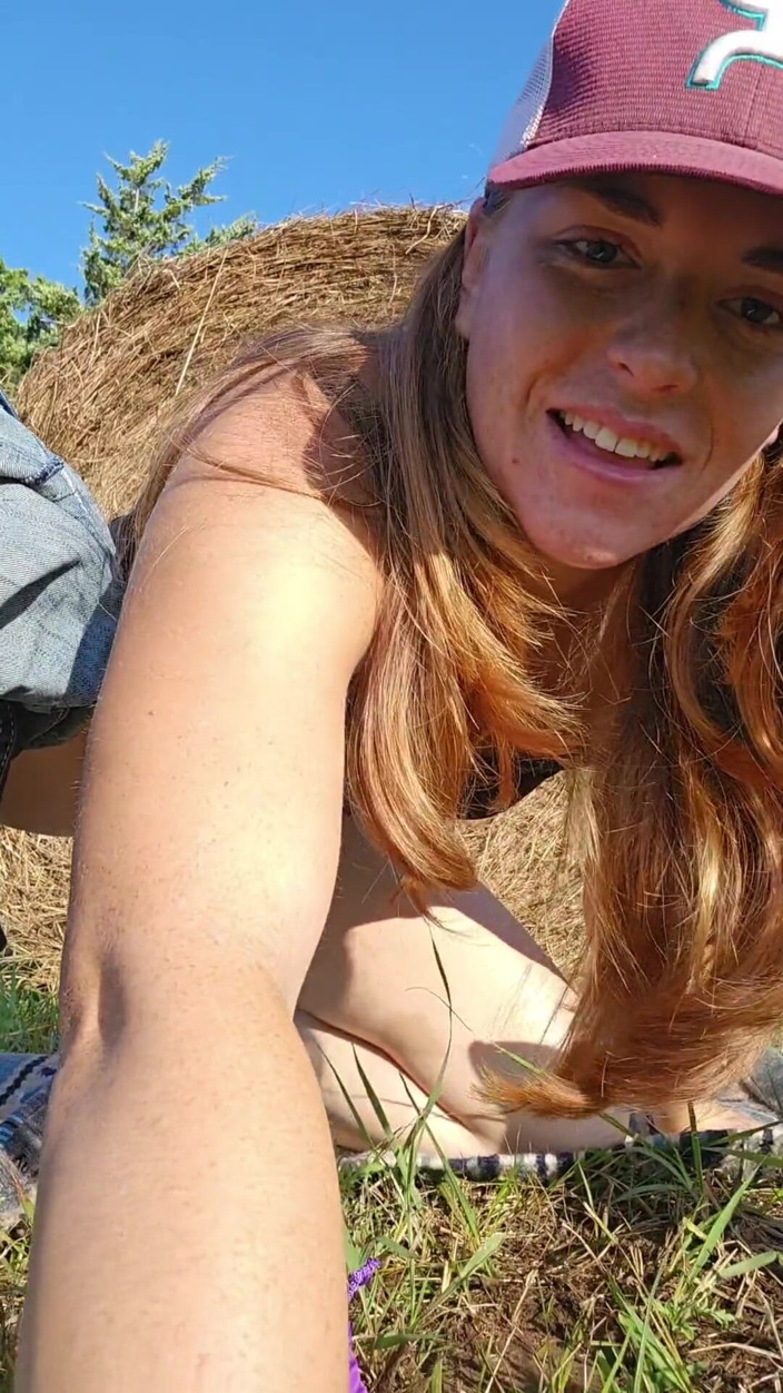 NaughtyRedFarmgirl: 红发女郎摩擦脚潮吹和操屁股