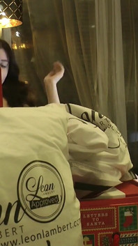 Fată minionă super sexy studentă într-o audiție porno fără chiloți face o încercare de pijamale pentru a arăta pizda strâmtă și curul gol