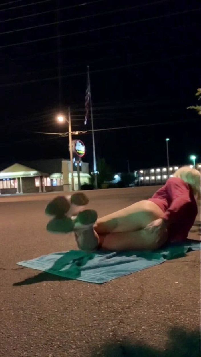 CindieLove: Vild riskabel utomhus anal dildo sexig sissy utställare